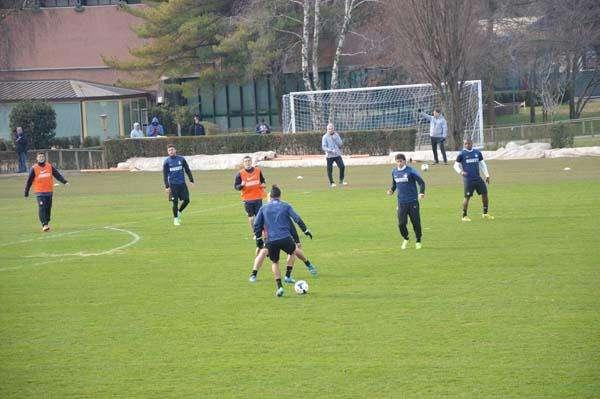 Samuel si scontra con Icardi e scattano le risate!