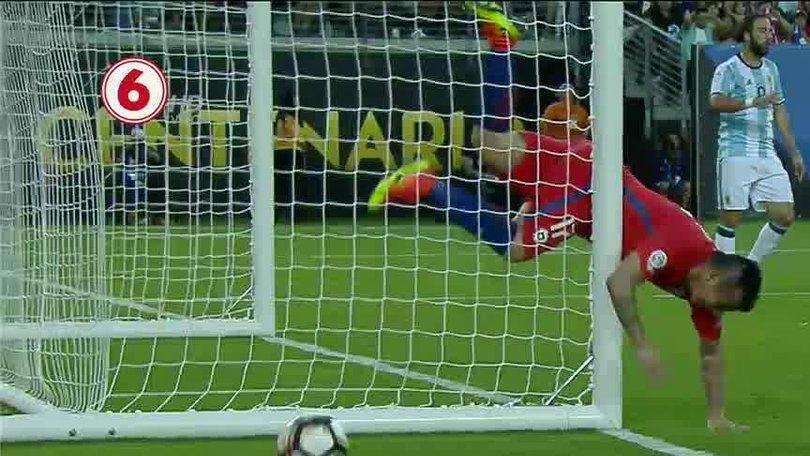 Medel ironizza su Twitter: "Il palo sta bene, recupererà" 