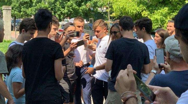 FOTO - L'abbraccio dei tifosi a Barella prima delle visite al Coni