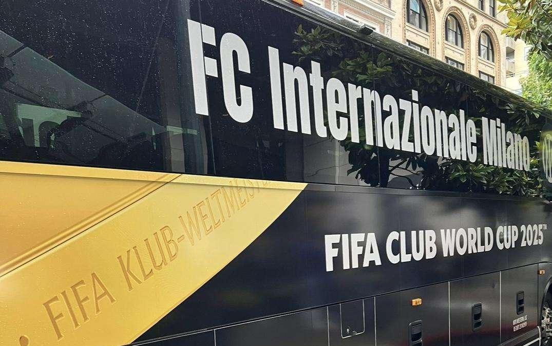 VIDEO - L'Inter lascia l'hotel direzione stadio: la carica dei tifosi prima della sfida contro gli Urawa Red Diamonds