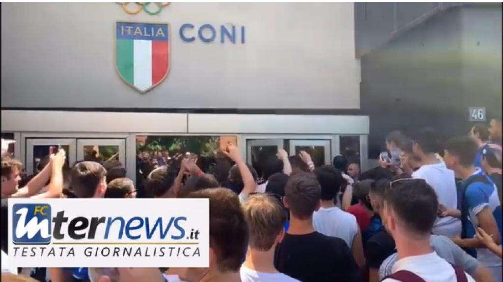 Anche Sebastiano Esposito al CONI: visite e abbraccio (con consigli sull'Anderlecht) con Lukaku