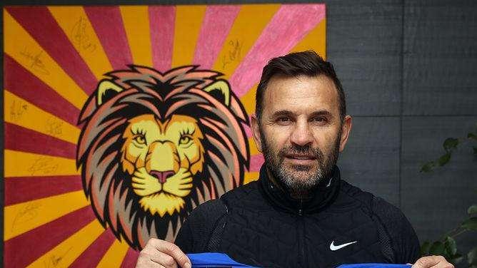 Okan Buruk in campo per aiutare i popoli di Turchia e Siria: all'asta la maglia dell'Inter autografata