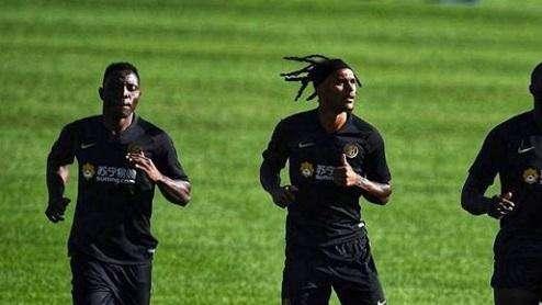 Lazaro posa ad Appiano con Lukaku e Asamoah: "I tre moschettieri"
