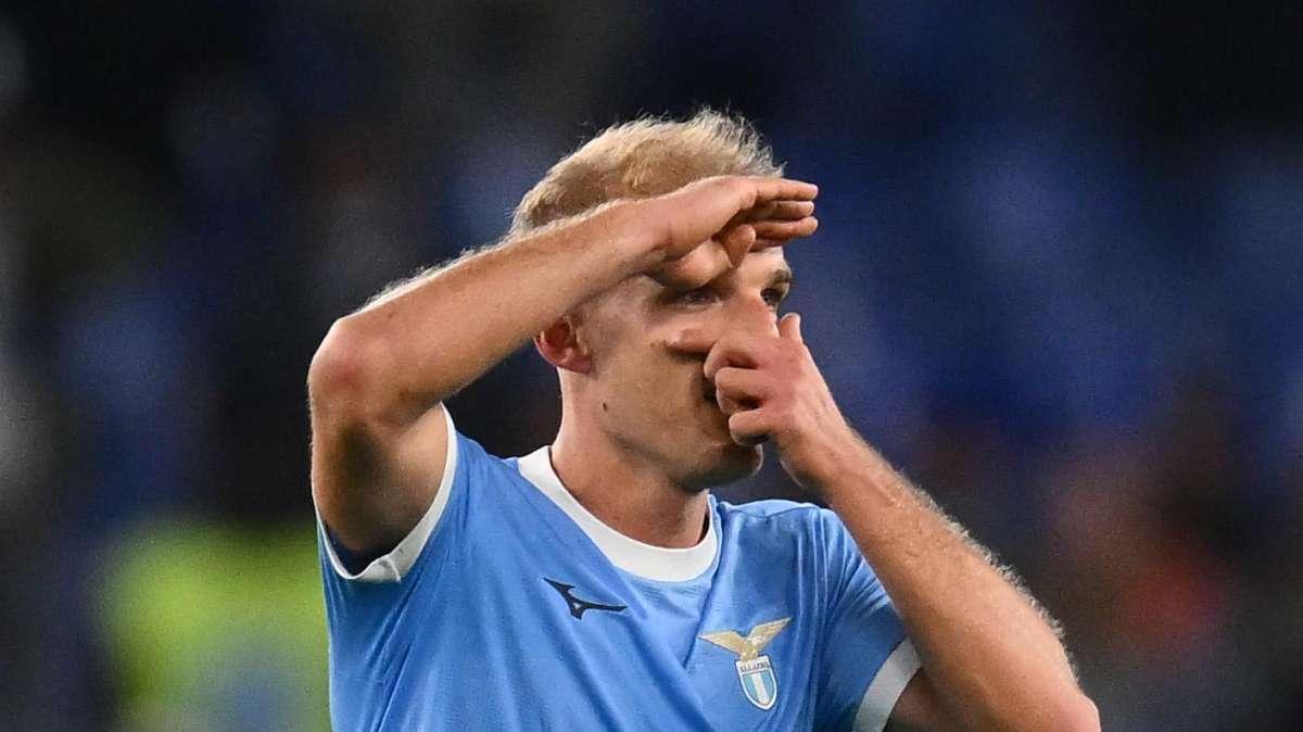 La Lazio batte il Cagliari e sale a quota 15: Isaksen e Zaccagni lanciano Sarri. E domenica c'è l'Inter