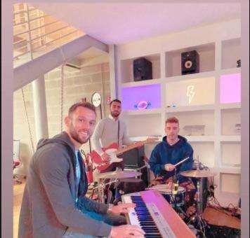 De Vrij si dedica alla musica: l'olandese alla pianola in compagnia di Salmo 