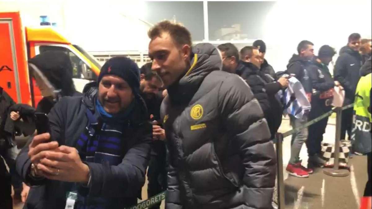 VIDEO - Eriksen-Mania in Bulgaria: entusiasmo e selfie alle stelle