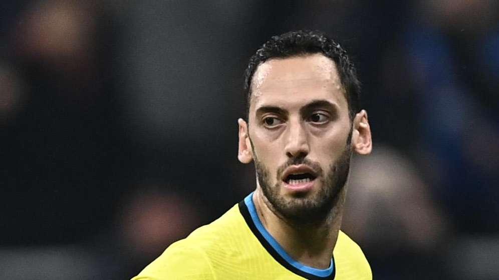 GdS - Calhanoglu, problema all'adduttore destro: domani torna in Italia per gli esami