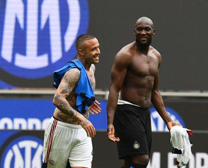 Per Lukaku anche gli auguri di Nainggolan: "Buon compleanno, amico felice"