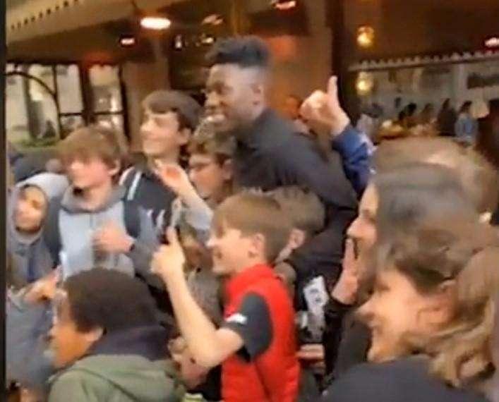 Delirio in centro a Milano per Onana: il portiere dell'Inter 'assalito' per foto e autografi