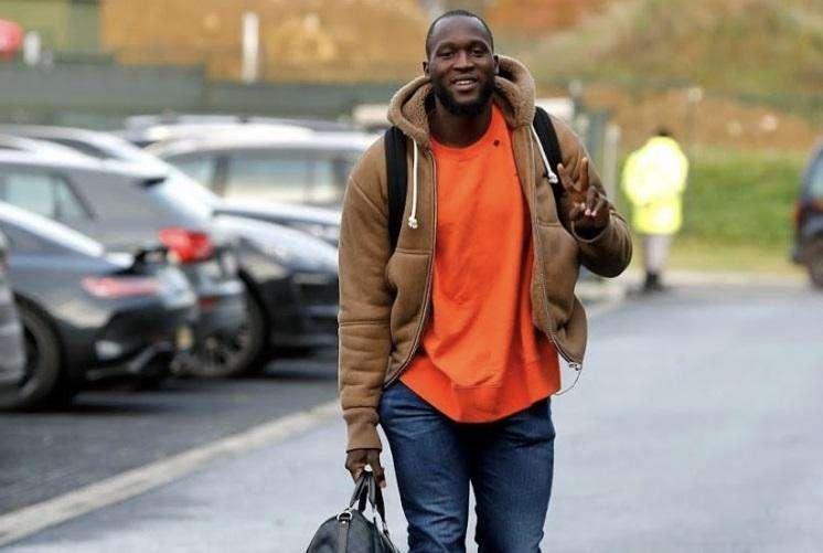 Lukaku-Sensi, il look del belga fa discutere: "Hai gli specchi di legno?"