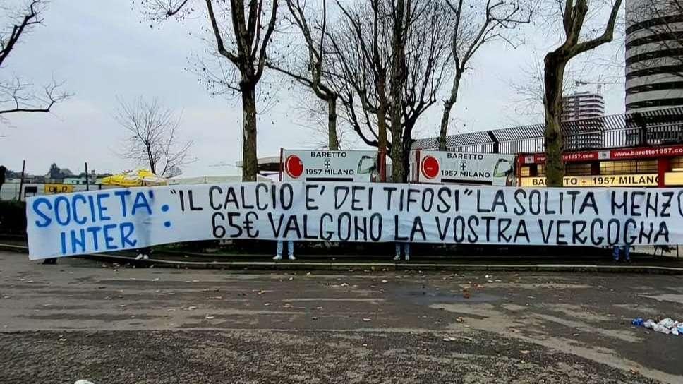 La Curva Nord ancora contro il caro prezzi: "I vostri sessantacinque euro valgono la vostra vergogna"