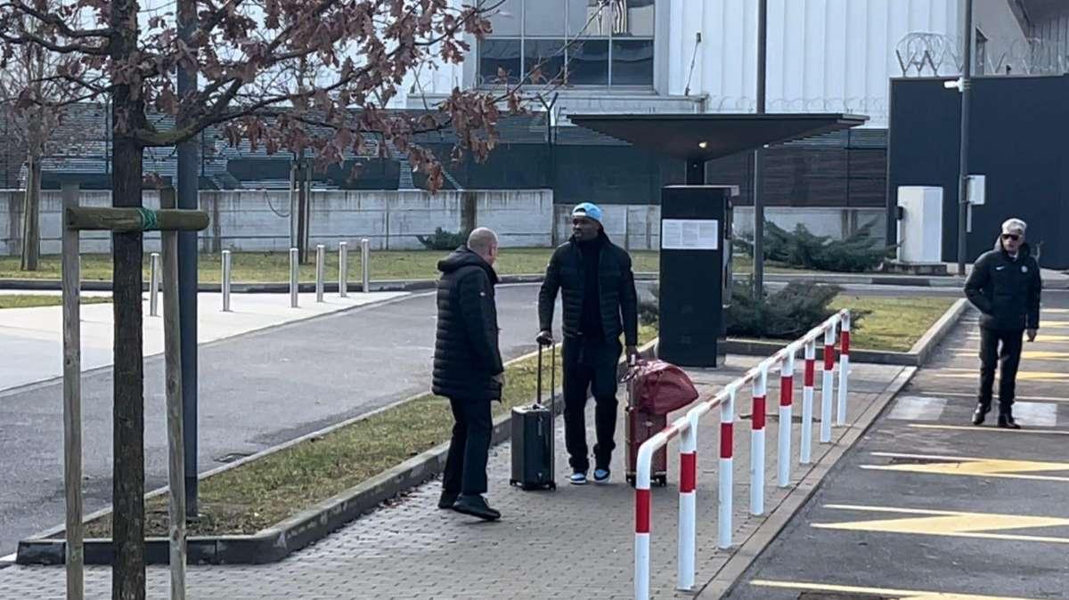 VIDEO - L'Inter arriva a Malpensa, via all'operazione Riad. Lautaro scorda il trolley, Thuram rimedia