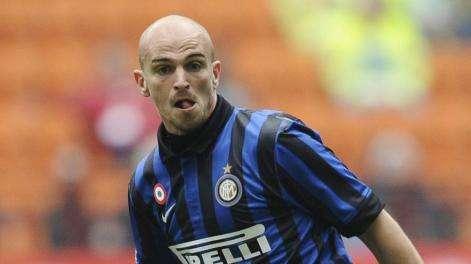 Il 4-3-3 migliora: Cambiasso si sgancia, le ali svariano