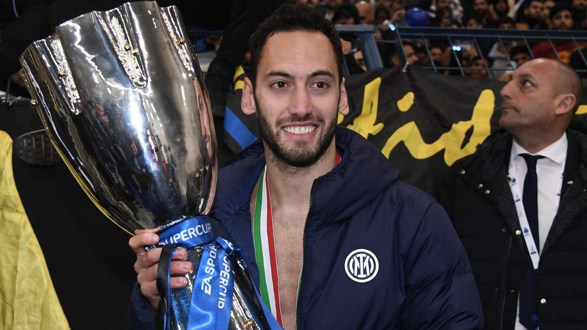 Calhanoglu: "Orgoglioso che l'Inter voglia rinnovarmi, voglio stare qua. Derby in Champions? Sarebbe storia"