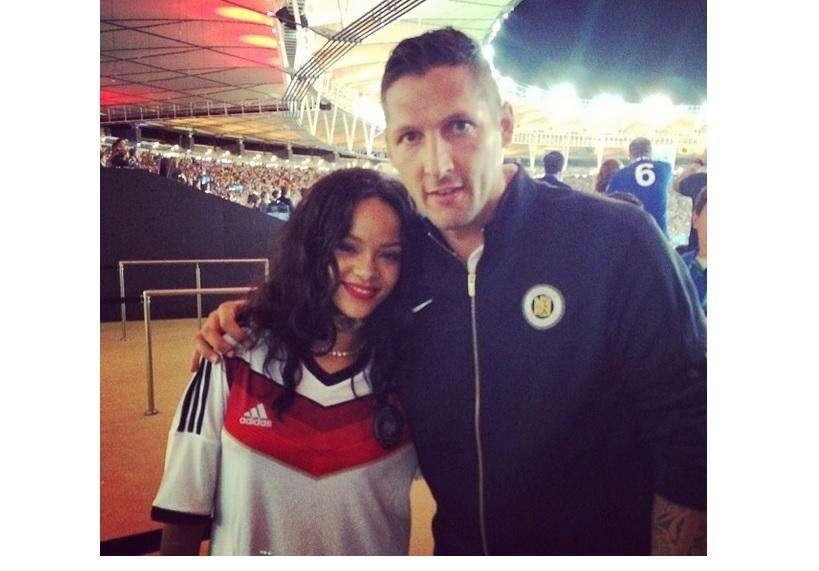 FOTO - Materazzi posa con Rihanna al Maracanã