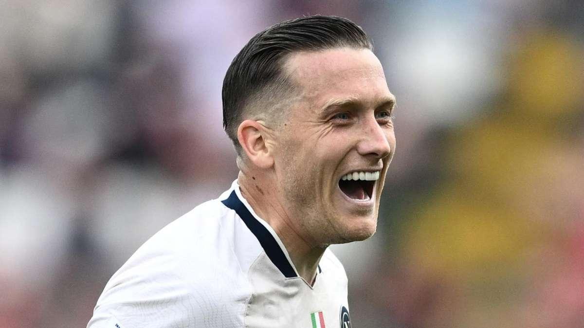 Polonia, allenamento a porte aperte ad Hannover: Zielinski distribuisce biglietti gratuiti fuori dall'albergo 