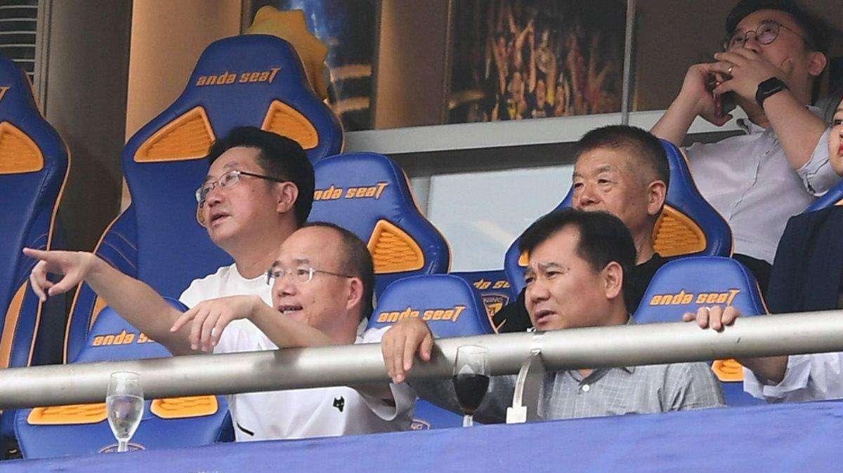 FOTO - Il Wolverhampton a Nanchino, Zhang sr. in tribuna con Guo Guangchang