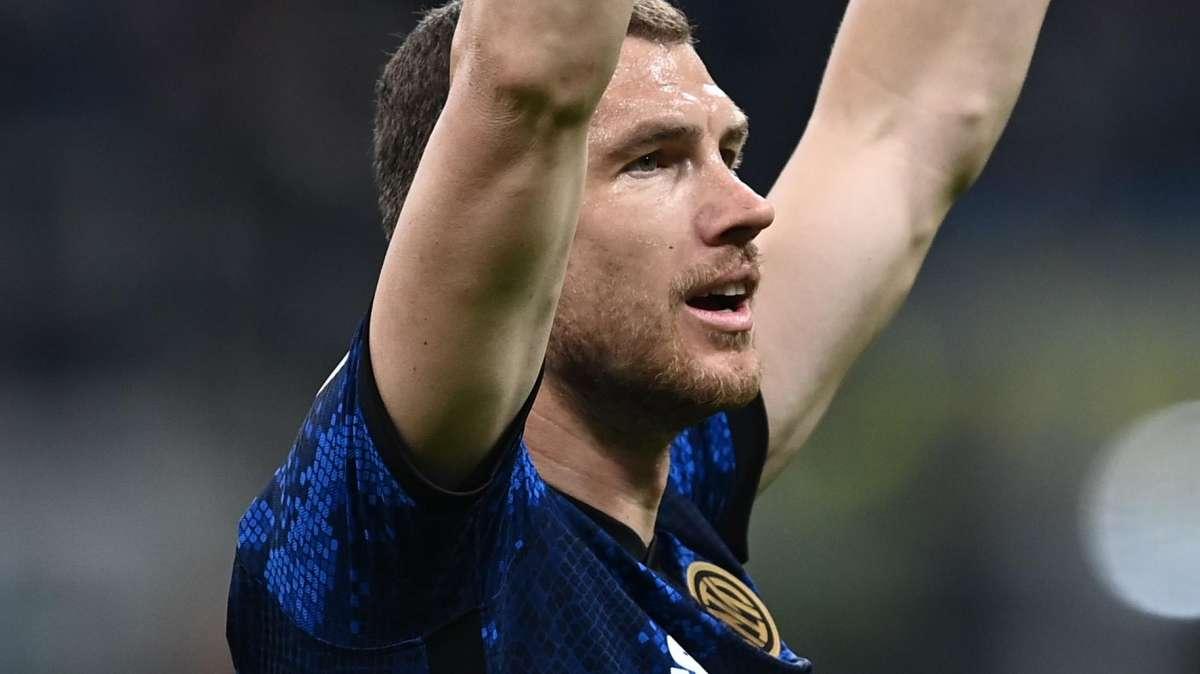CdS - Dzeko adesso è in bilico: la sua uscita favorirebbe Dybala (che piace pure a Mou)
