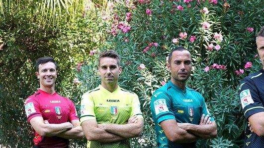 Arbitri Serie A, le nuove divise per il 2020/21: al nero e giallo fluo si affiancano il 'rosso corallo' e il 'verde intenso'