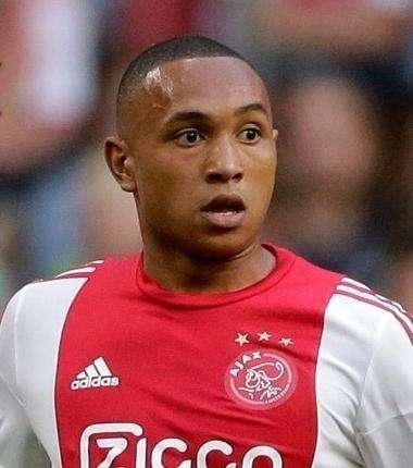 Ajax, Tete non andrà in ritiro: il difensore ha avuto il permesso dal club per accordarsi con altre squadre