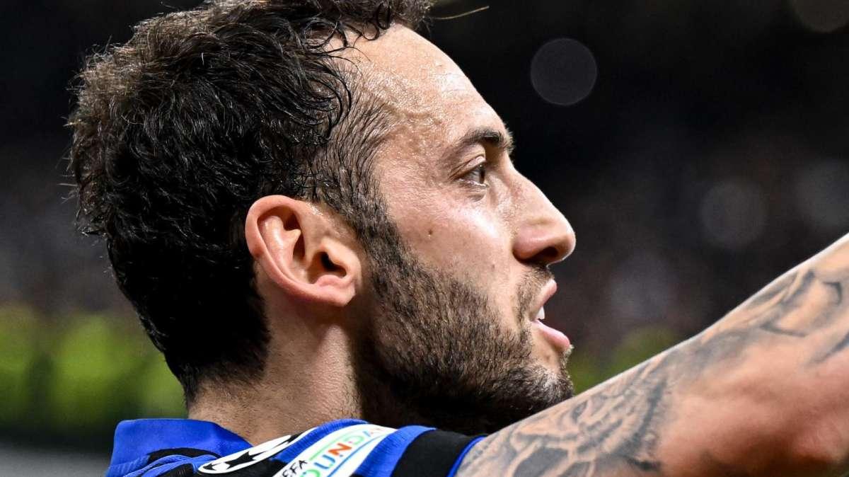 Ci si mette anche Felipe Melo. Appello via social a Calhanoglu: "Vieni al Galatasaray, fratello"