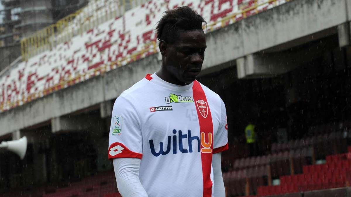 Il Sion cola a picco contro il San Gallo, i tifosi bruciano la maglia di Balotelli