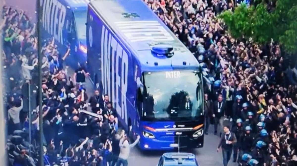 Il derby sta per cominciare: cori e fuochi d'artificio da parte dei tifosi per l'arrivo dell'Inter