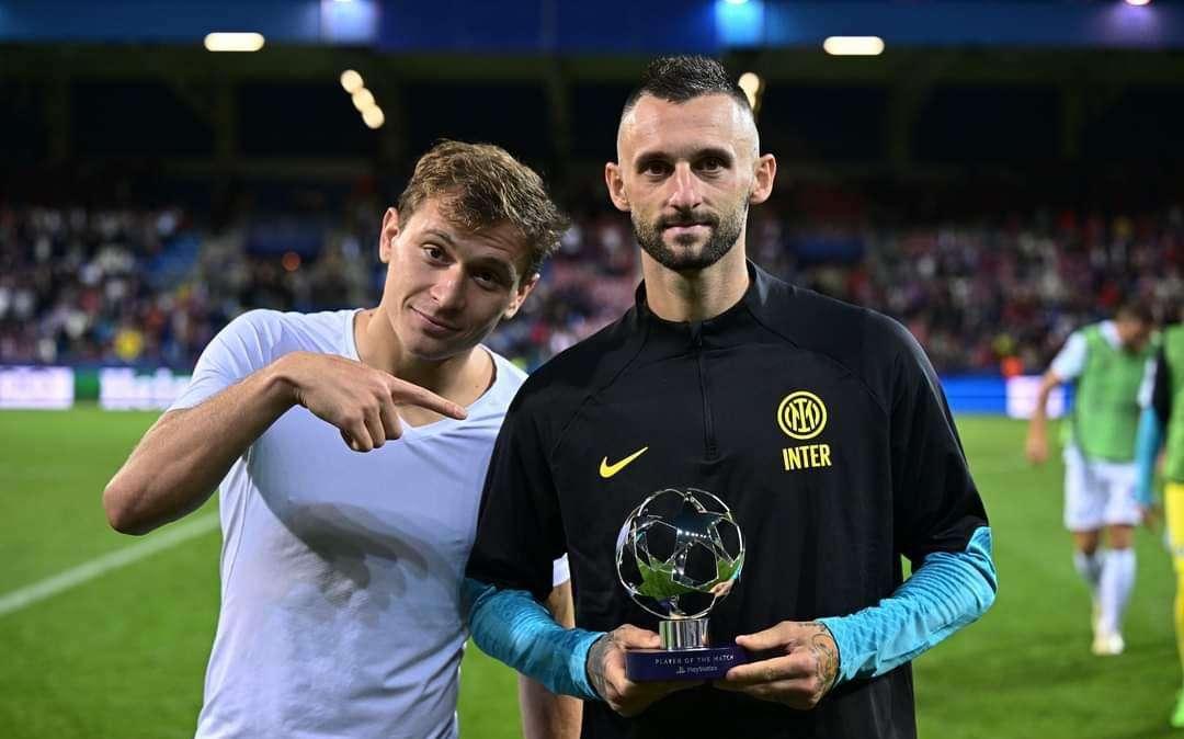 Brozovic MVP di Viktoria Plzen-Inter, foto di rito con intruso: Barella posa con lui