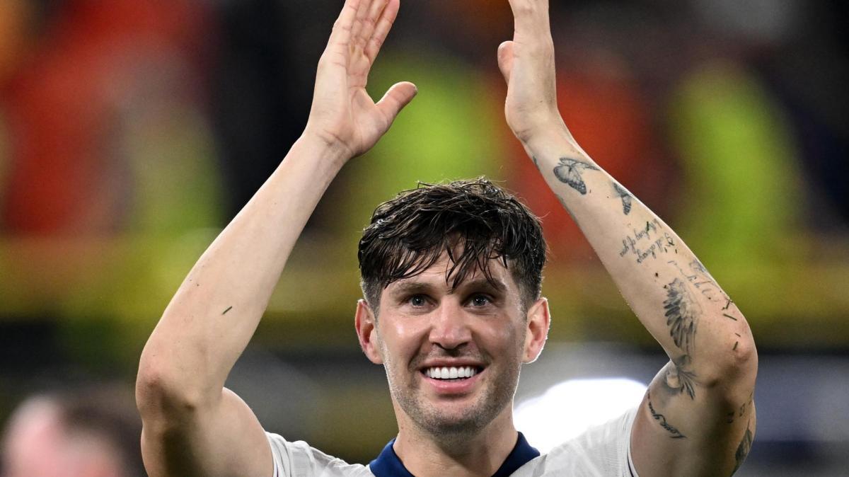 Kane re a Londra: Stones applaude il Pallone d'Oro 2026