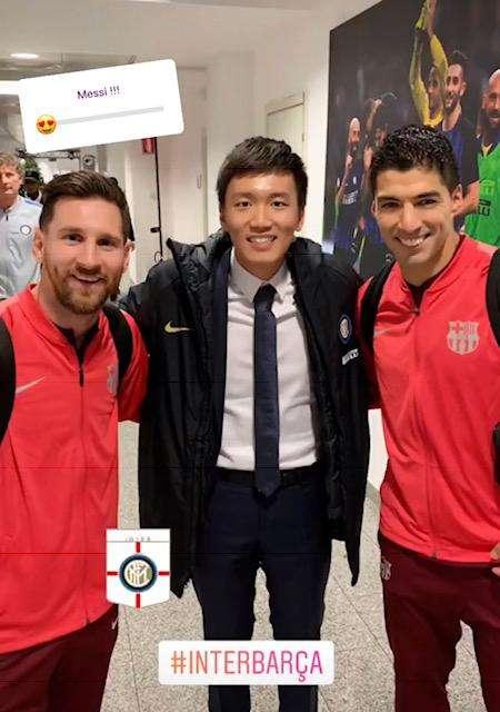 A Messi-Suarez non si resiste: foto ricordo per Zhang Steven