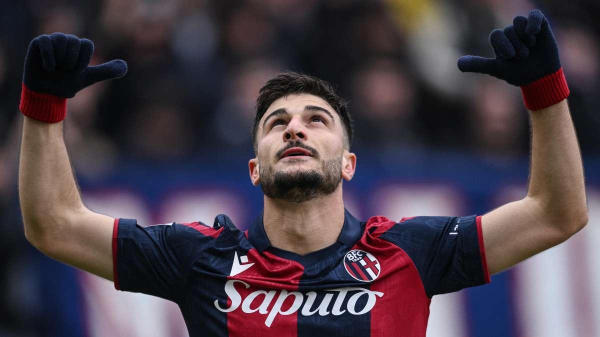 VIDEO - Super Orsolini, poker del Bologna al Lecce: a segno anche l'ex Inter Odgaard. Gli highlights 