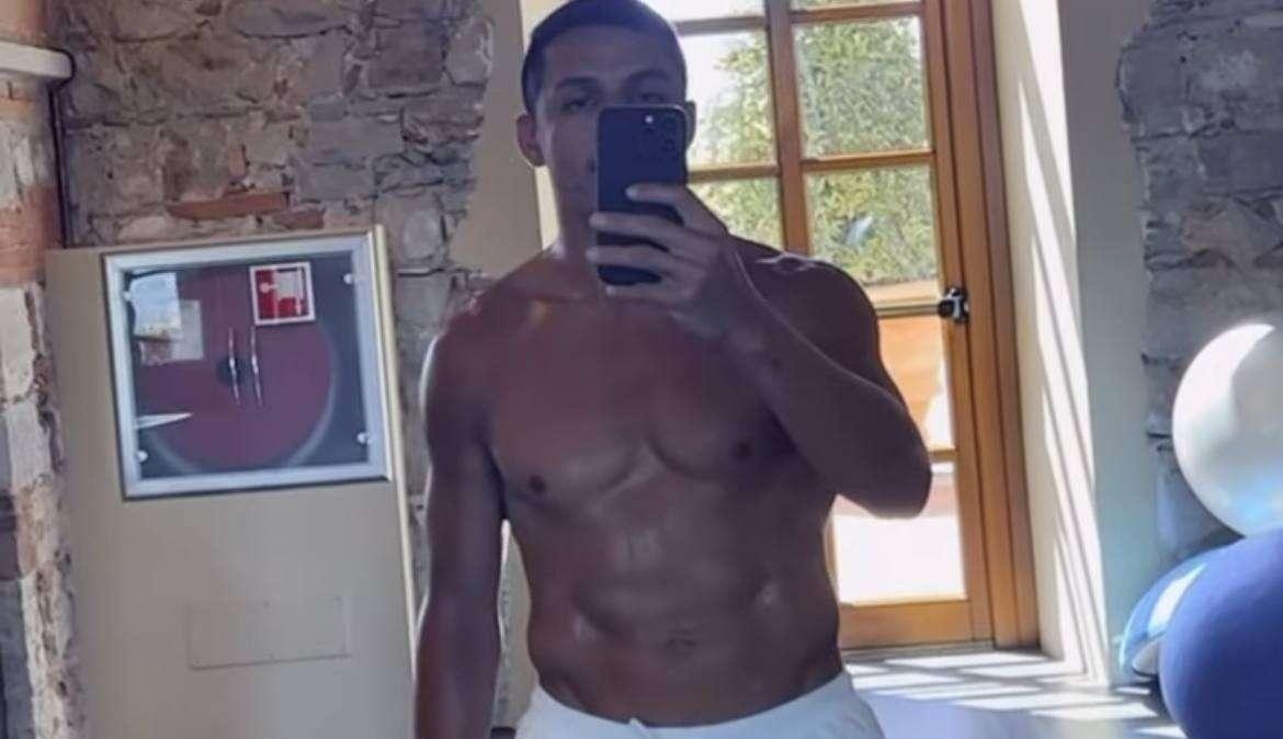 Sanchez scalda i motori in attesa del futuro: allenamento in palestra da solo