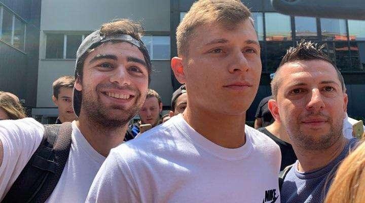 Barella, toccata e fuga nel ritiro di Lugano: il saluto di Handanovic
