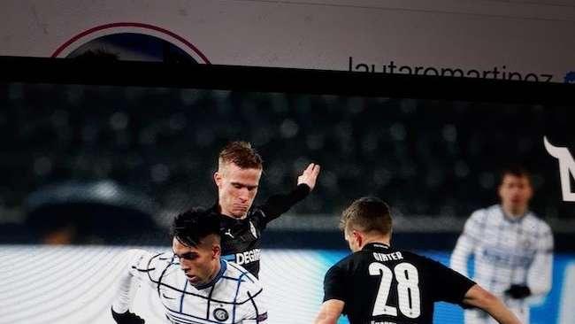 Lautaro Martinez celebra la vittoria dell'Inter: "Avanti tutti insieme"