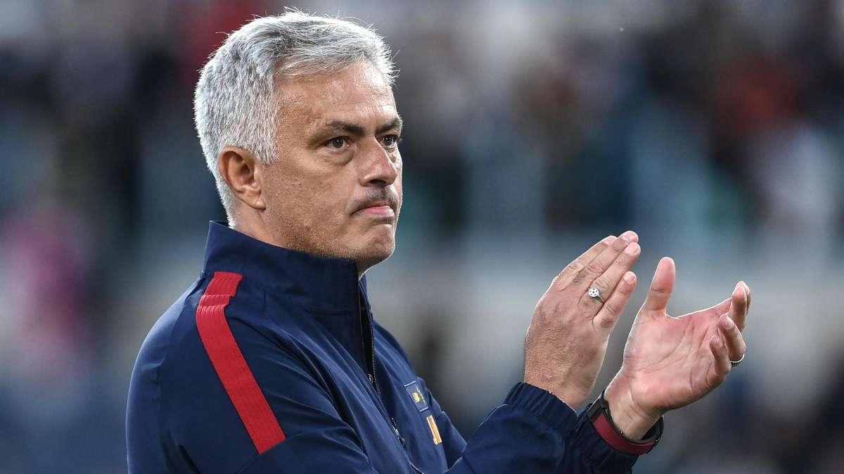 VIDEO - Mourinho e Arnautovic, caloroso abbraccio prima del fischio d'inizio di Bologna-Roma
