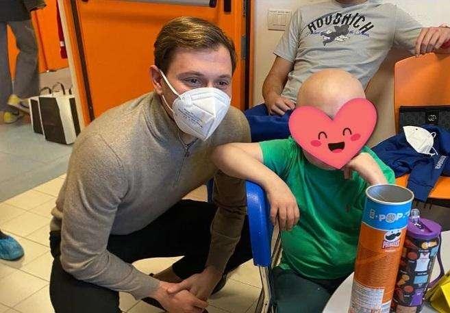 GdS - Barella e la moglie in visita ai bambini malati a Cagliari
