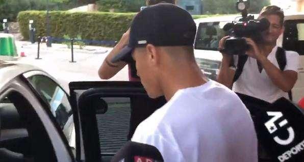 VIDEO - Scuro in volto, ma andatura regolare: Sanchez lascia il ritiro del Cile