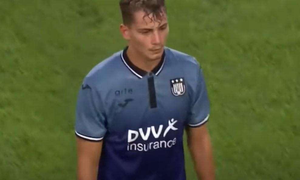 Esposito-Anderlecht, è già finita? L'attaccante è stato avvistato mentre prendeva il volo per l'Italia