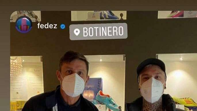 Visita speciale al Botinero: Javier Zanetti posa in compagnia di Fedez