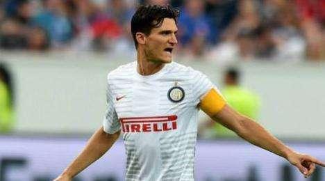 Andreolli: "Sono pronto per indossare questa maglia. Che feste a fine partita, felice per Osvaldo e Kovacic"