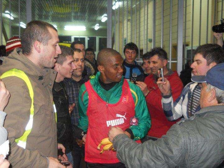 Samuel Eto'o saluta gli interisti della Macedonia