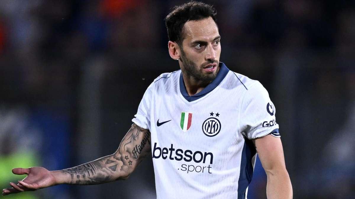 Corsera - L'Inter tiene Calhanoglu in stand by e lo aspetta in ritiro. E tratta Asllani con il Betis 