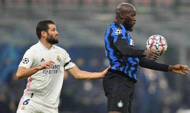 Lukaku annullato da Nacho. E il belga esprime il suo stupore all'amico Courtois