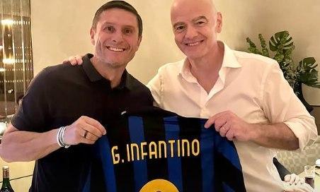La maglia Home dell'Inter per Gianni Infantino: a consegnarla è Javier Zanetti