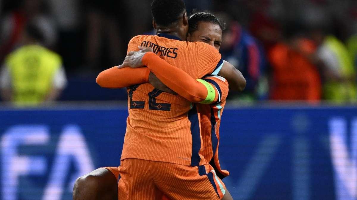 Dumfries, pioggia di reazioni social dopo il rinnovo: messaggi da  Thuram e Calhanoglu. Van Dijk lo applaude