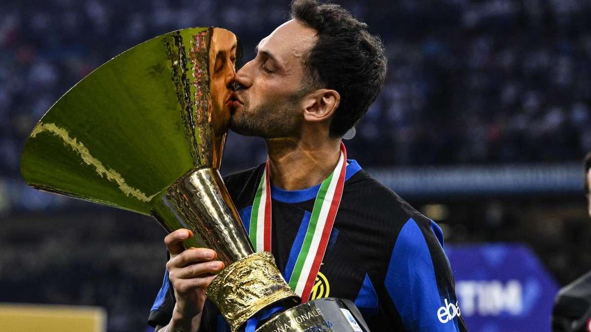 Calhanoglu si gode lo scudetto con l'Inter: "I sogni si avverano"