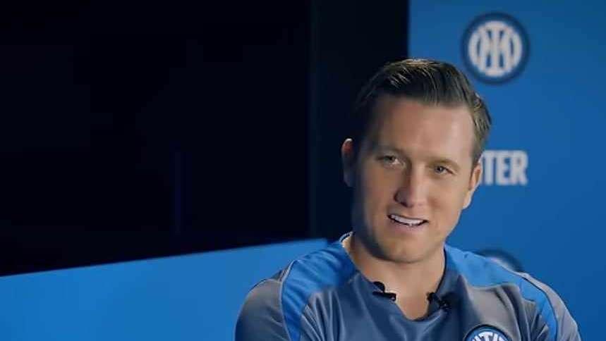 Zielinski: "Tentato dall'Arabia, ma all'Inter competo ai massimi livelli. Col mio arrivo è una squadra migliore"