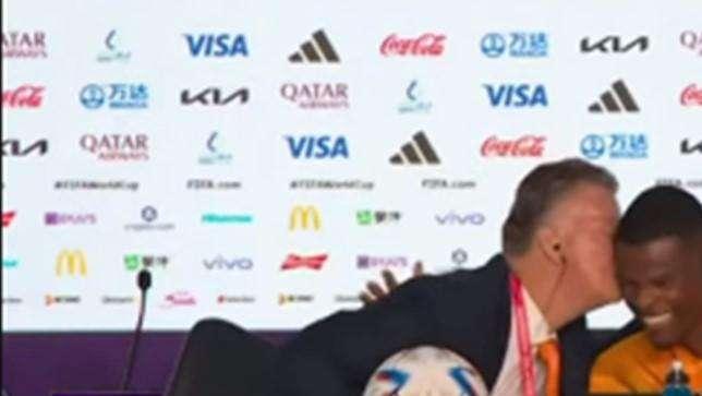 Van Gaal bacia Dumfries, Hiddink: "Gesto dolce". E Van der Vaart ci scherza su