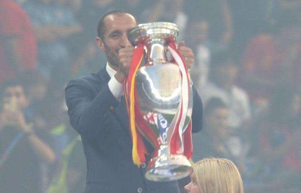 Chiellini riconsegna la Coppa: "Sognavo di ridarla all'Italia. C'è dispiacere, ma la meritano"
