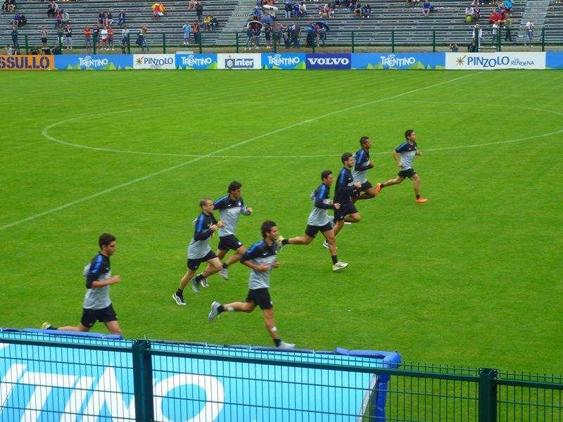 Seduta tra campo e palestra. Corre anche Strama